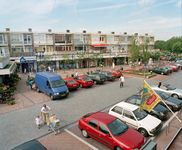 843750 Gezicht op de voorgevels van de winkels in het winkelcentrum aan de Van Hardenbroeklaan te Bunnik, met ...